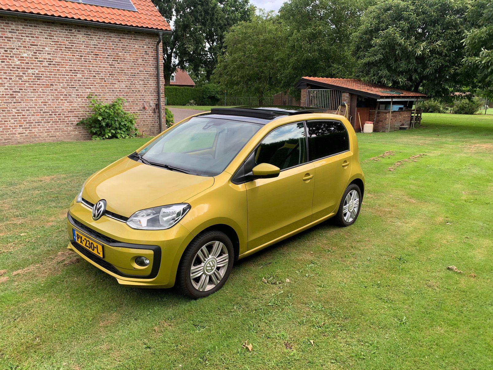 Volkswagen high up! 1.0 BMT 44KW 5-DRS 2017 Geel, Auto's, Volkswagen, Voorwielaandrijving, Up!, 4 stoelen, Leder en Stof
