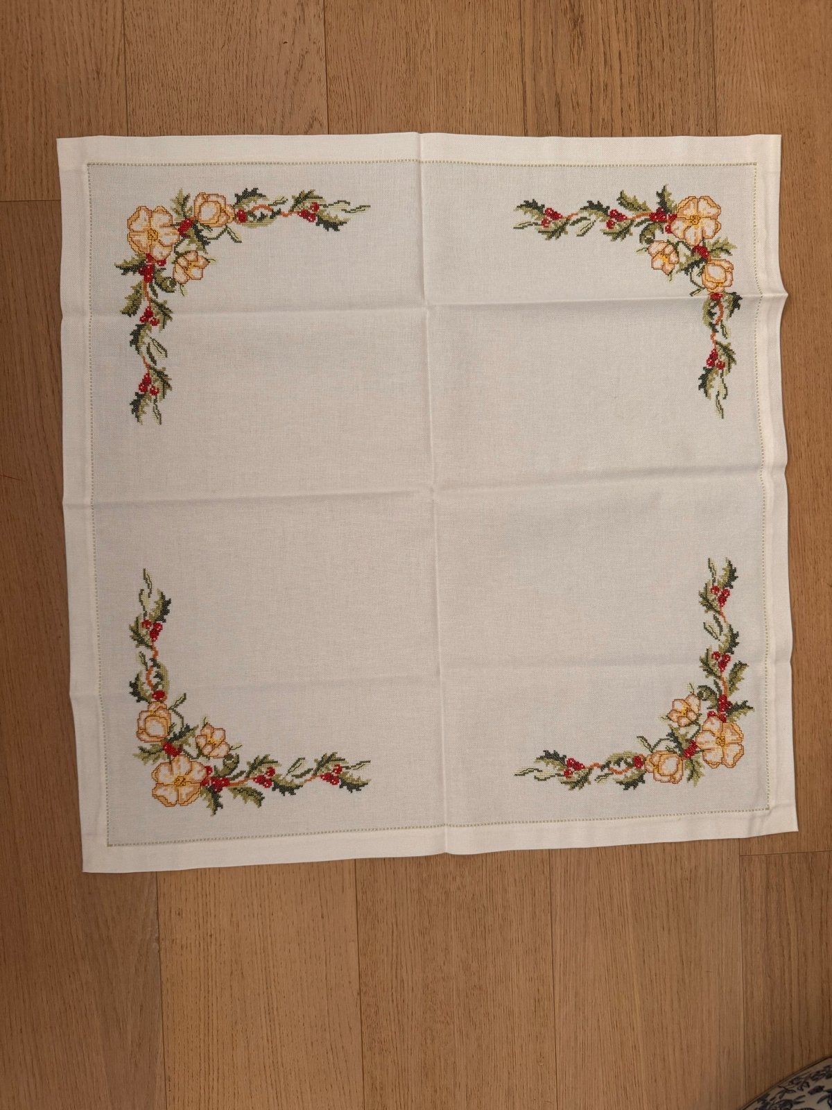 Wit Tafelkleed met Geborduurde Bloemen en Bessen, 70 cm, Vierkant, Ophalen of Verzenden, Katoen