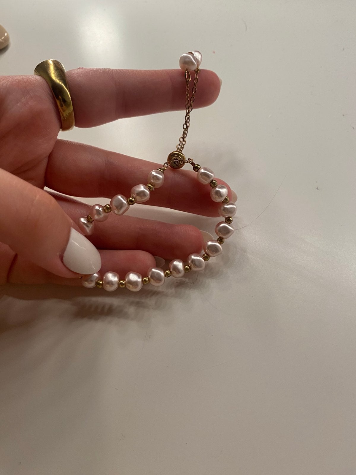 Parel armbandje verstelbaar / licht roze, Sieraden, Tassen en Uiterlijk, Armbanden, Overige materialen, Verzenden, Zo goed als nieuw