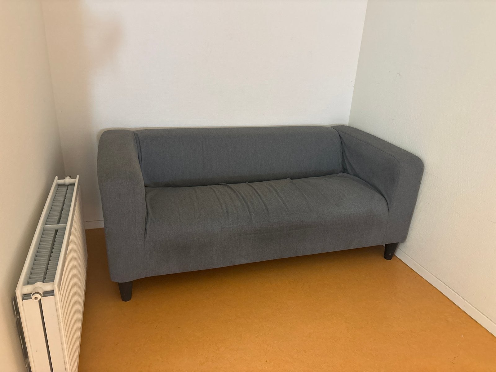 Grijze tweepersoonsbank - Comfortabel en compact, Huis en Inrichting, Banken | Bankstellen, Ophalen, Gebruikt, 150 tot 200 cm