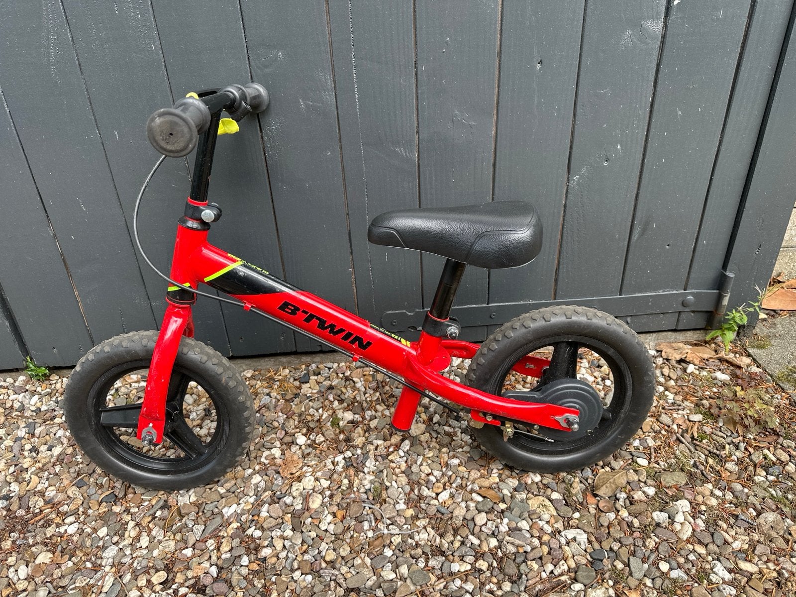 B'Twin Runride 100 loopfiets rood - Zo goed als nieuw, Fietsen en Brommers, Ophalen, Zo goed als nieuw, Velgrem, Minder dan 16 inch