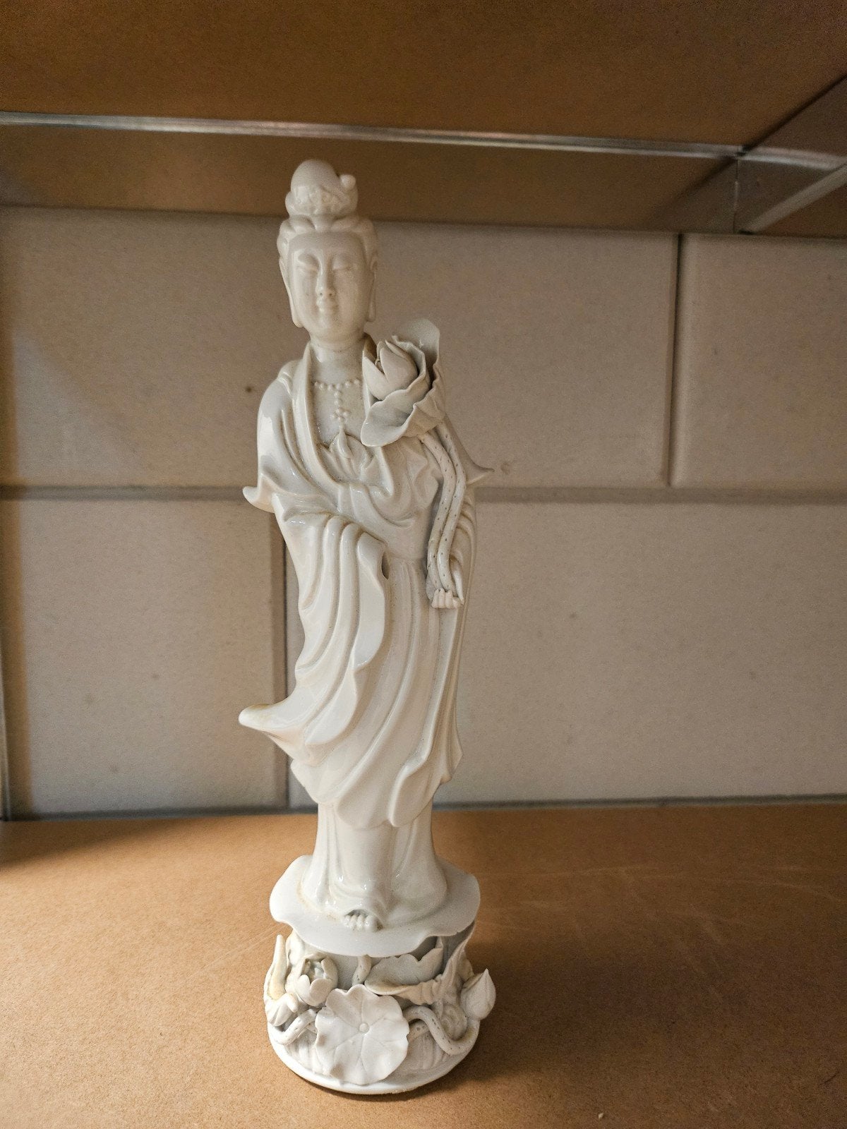Chinees wit porseleinen beeld - Guanyin met lotus, Antiek en Kunst, Antiek | Porselein, Ophalen of Verzenden