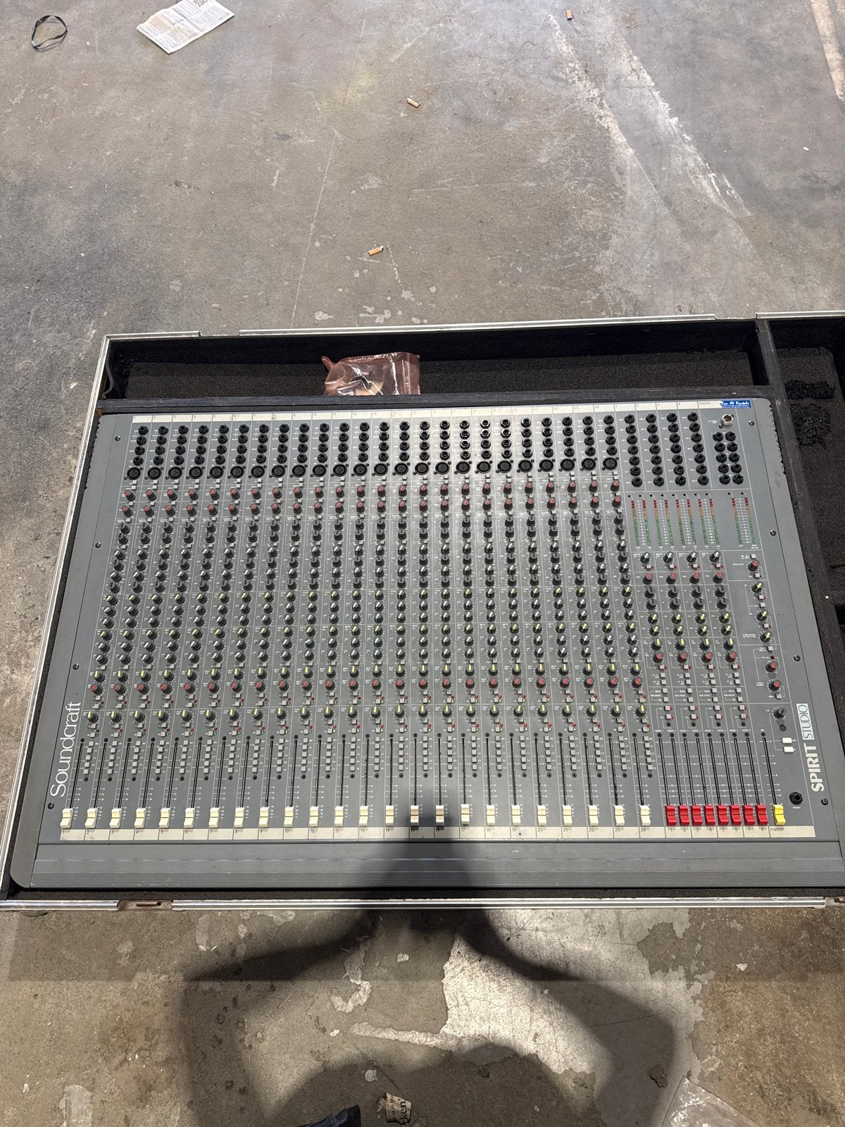 Soundcraft Spirit SiX 24-kanaals mengpaneel met flightcase, Ophalen, Gebruikt, 20 kanalen of meer, Microfooningang