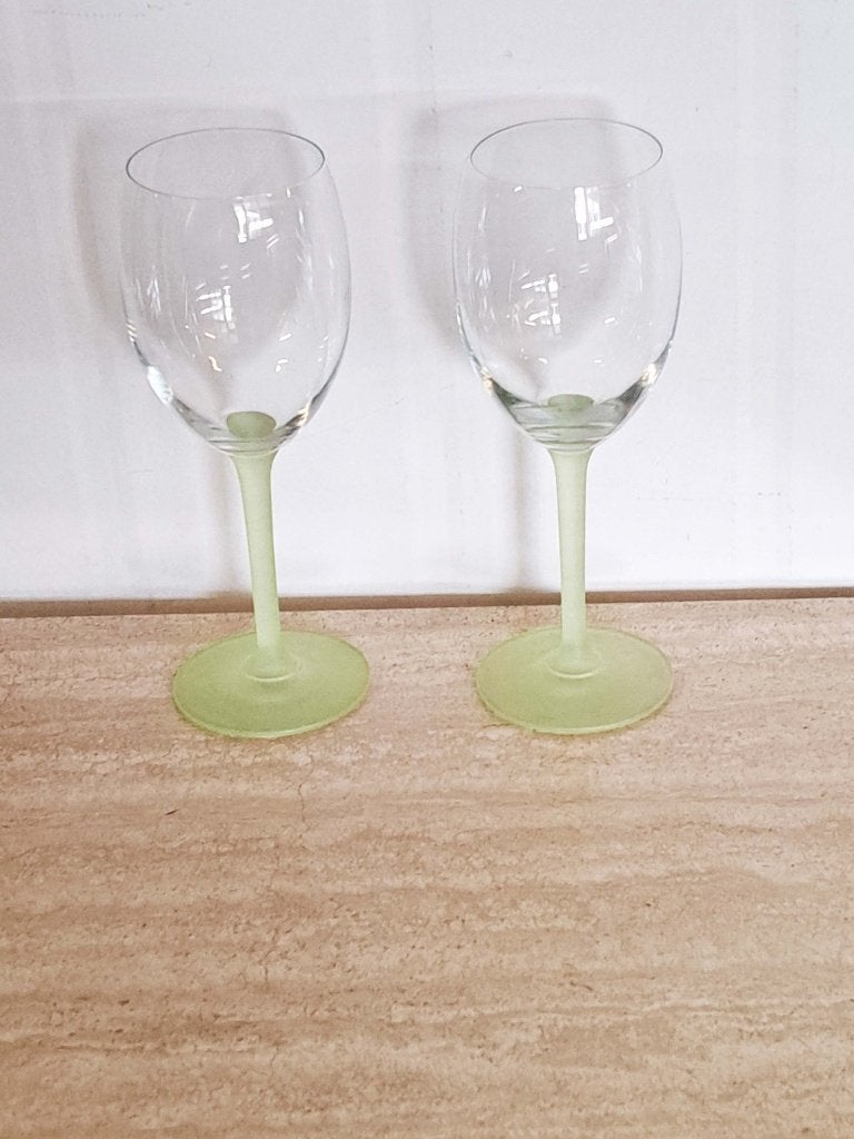 2 x Vintage Pier 1 wijnglazen met matgroene steel, Verzamelen, Glas en Borrelglaasjes, Ophalen of Verzenden, Zo goed als nieuw