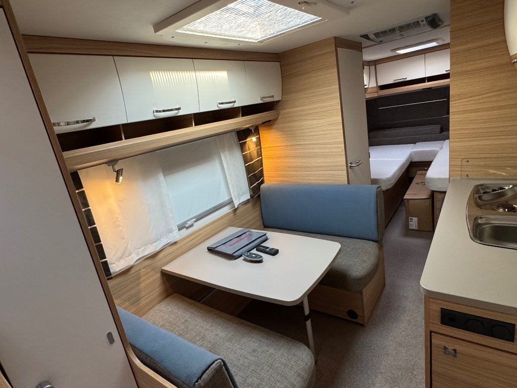 Dethleffs camper 560 stapelbed airco mover 2019, Caravans en Kamperen, Caravans, 7 tot 8 meter, Particulier, Kachel, Dethleffs
