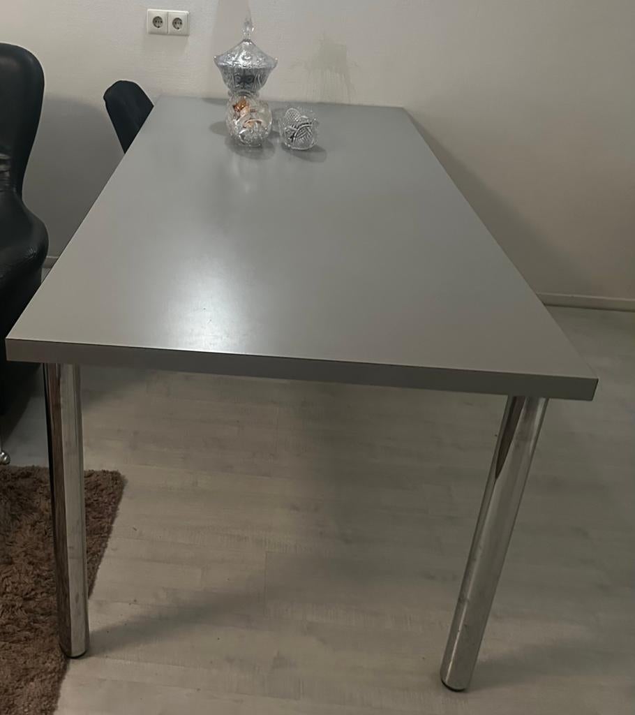 Gratis Eettafel - Bureau grijs, Ophalen, 50 tot 100 cm, Zo goed als nieuw, Vijf personen of meer