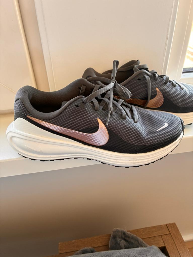 Nike hardloopschoenen - Zo goed als nieuw, Ophalen, Zo goed als nieuw, Grijs, Sneakers of Gympen