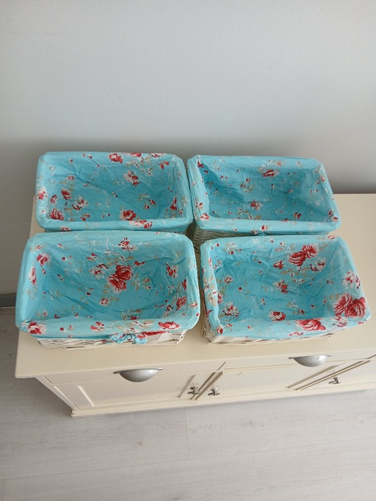 Mandjes 4 stuks wit 29x18x13, Ophalen, Gebruikt, Rechthoekig, Riet