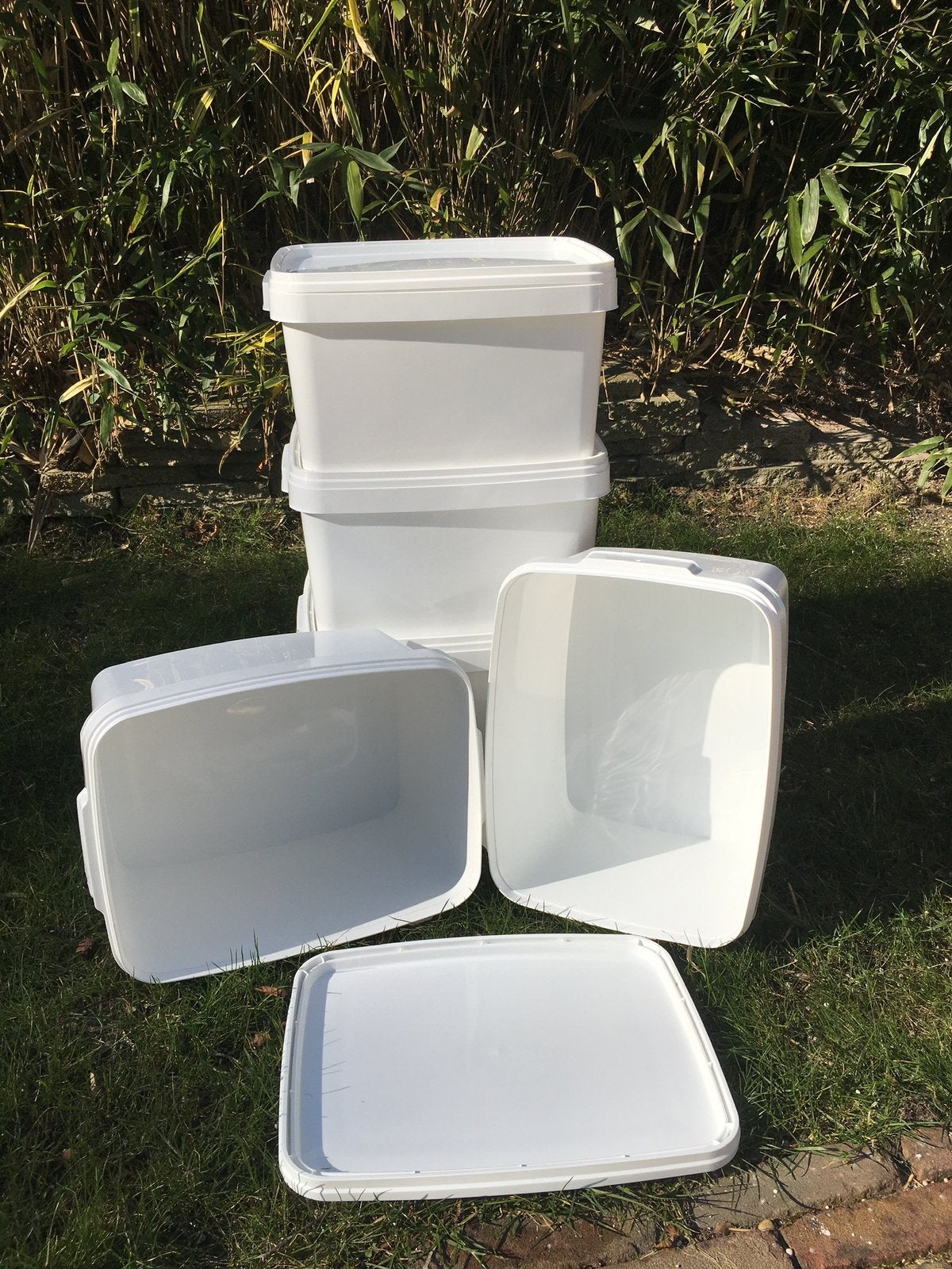 Stapelbare witte kunststof bak + deksel luchtdicht 20 liter, Ophalen of Verzenden, Zo goed als nieuw, Minder dan 40 cm, Minder dan 35 cm