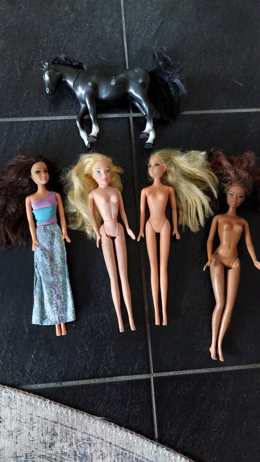 4 barbies en een zwart paard, Ophalen of Verzenden, Gebruikt, Barbie