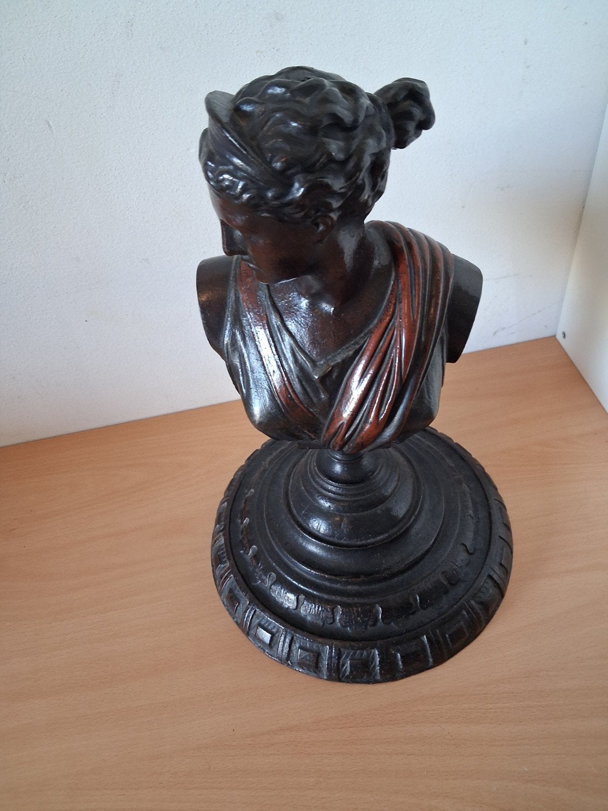 Antieke gietijzeren buste van een vrouw op sokkel, Buste, Gepatineerd, Ophalen of Verzenden, 20 - 50 cm