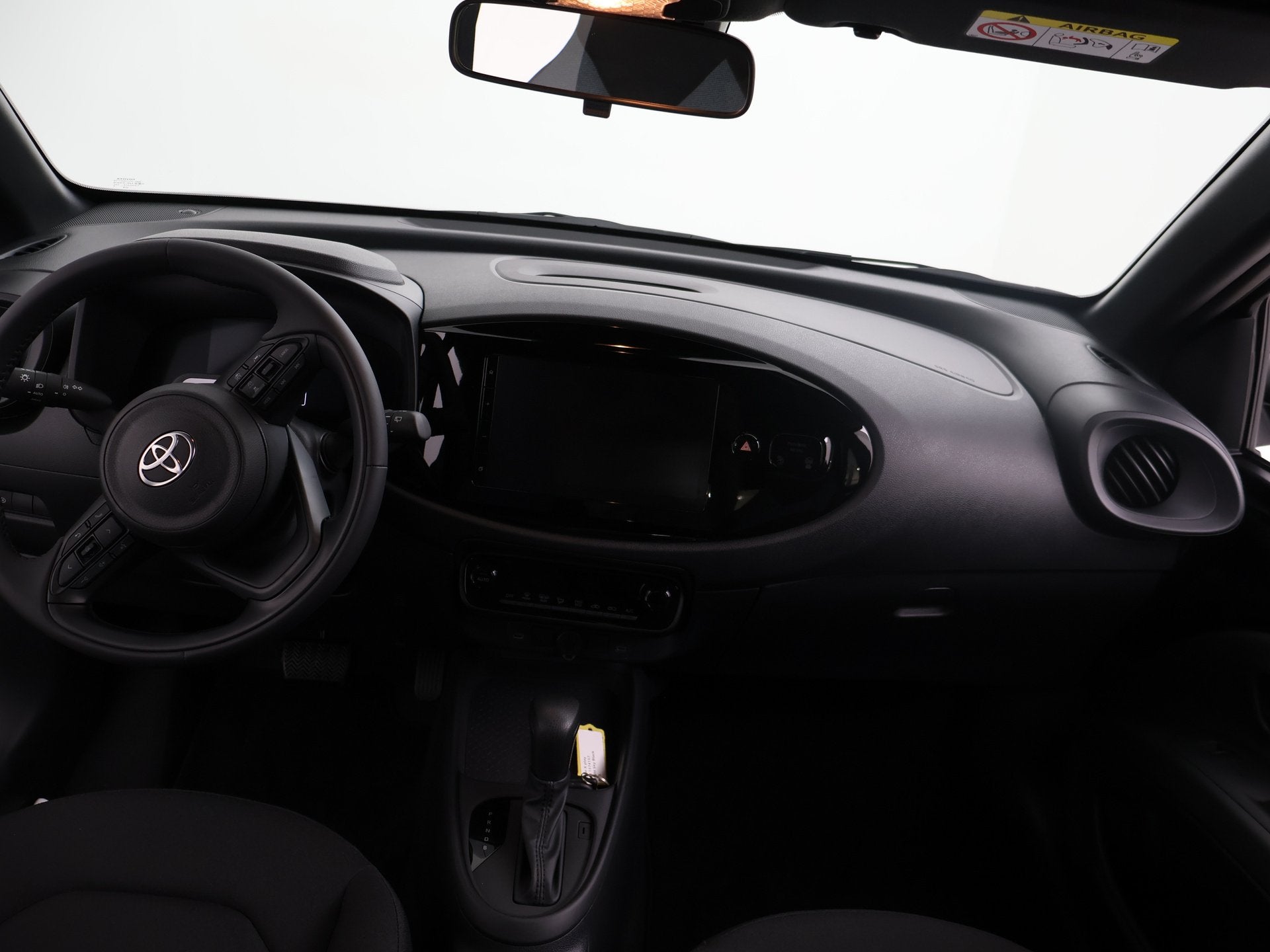 Toyota Aygo X Hybrid 115 play | LEVERBAAR VANAF AUGUSTUS |, 12 maanden, Stof, Zwart, 4 stoelen