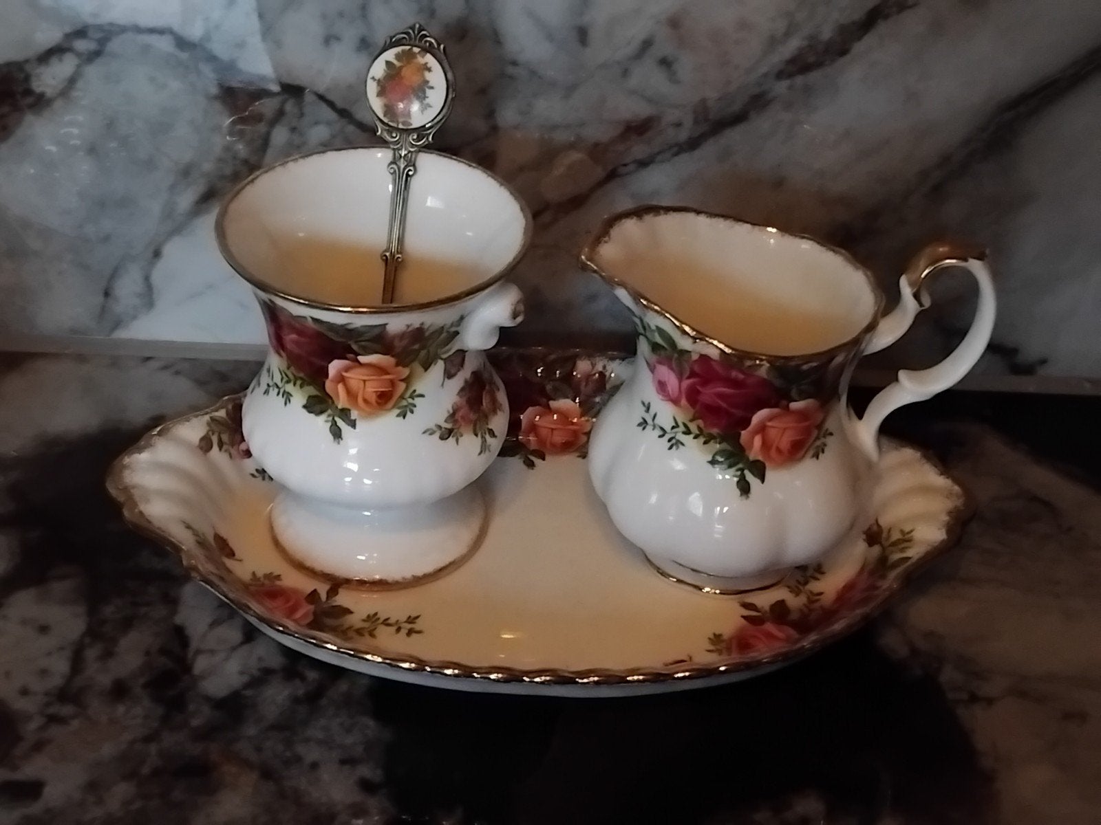 Royal albert, Antiek en Kunst, Ophalen of Verzenden