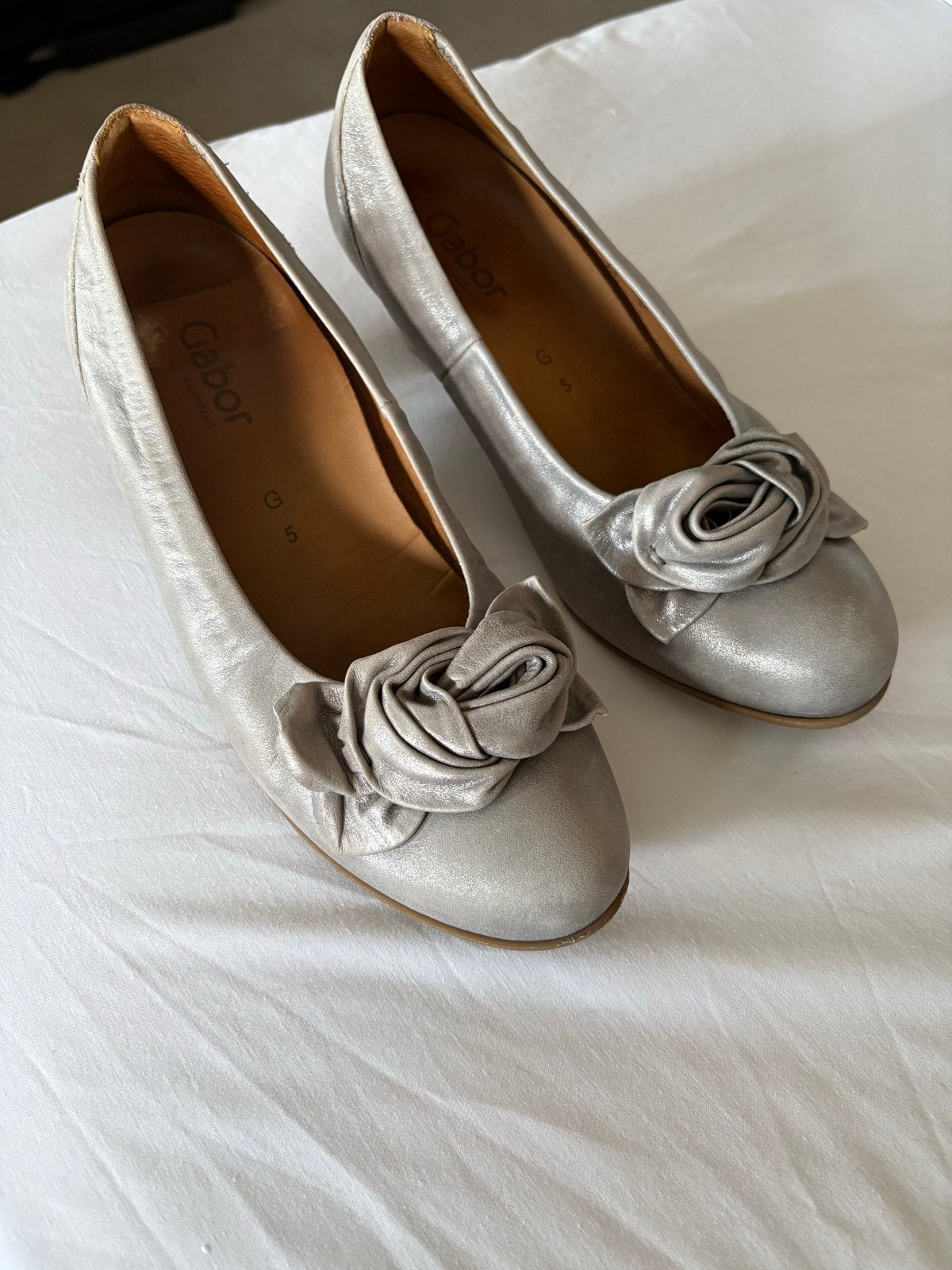 Gabor Comfort pumps met bloem - Maat 38., Kleding | Dames, Schoenen, Ophalen of Verzenden, Zo goed als nieuw, Grijs, Pumps