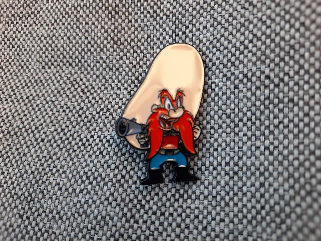 1 pin van Yosemite Sam te koop, Verzamelen, Speldjes, Pins en Buttons, Zo goed als nieuw, Speldje of Pin, Overige onderwerpen