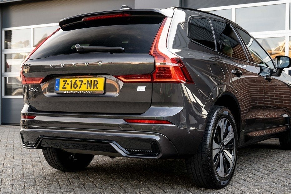 Volvo XC60 2.0 T6 Plug-in Hybrid AWD Plus Dark | Panorama |, Auto's, Volvo, Automaat, Gebruikt, Zwart, 4 cilinders