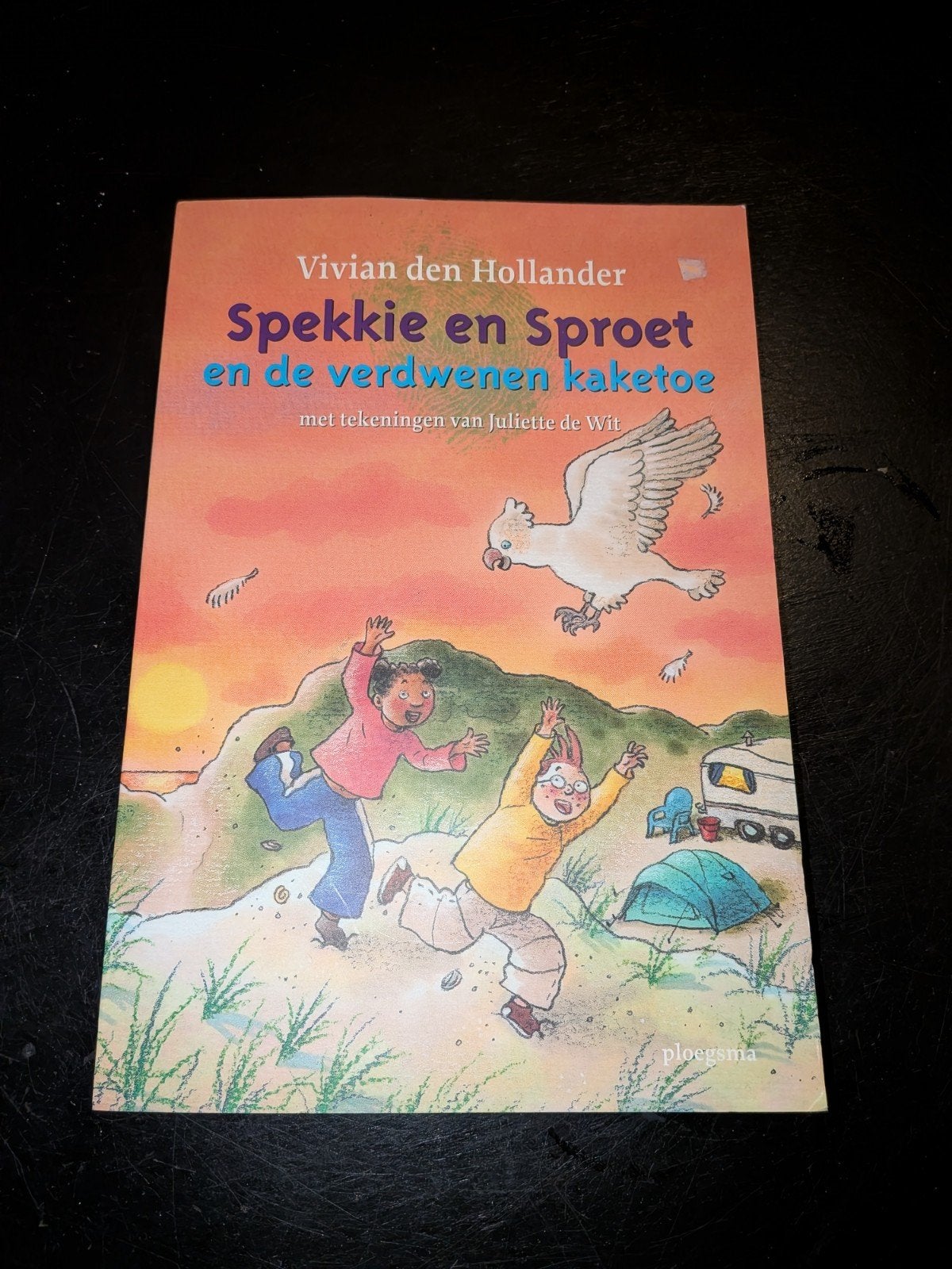 boek spekkie en sproet en de verdwenen kaketoe, Ophalen of Verzenden, Zo goed als nieuw, Vivian Den Hollander.