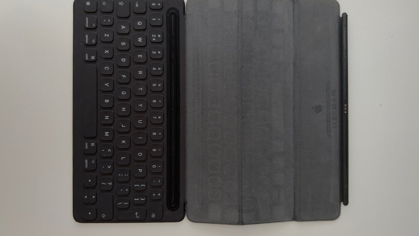 Apple Smart Keyboard A1829 – Zwart, Computers en Software, Tablet-hoezen, Ophalen of Verzenden, Zo goed als nieuw, 10 inch, Bescherming voor- en achterkant