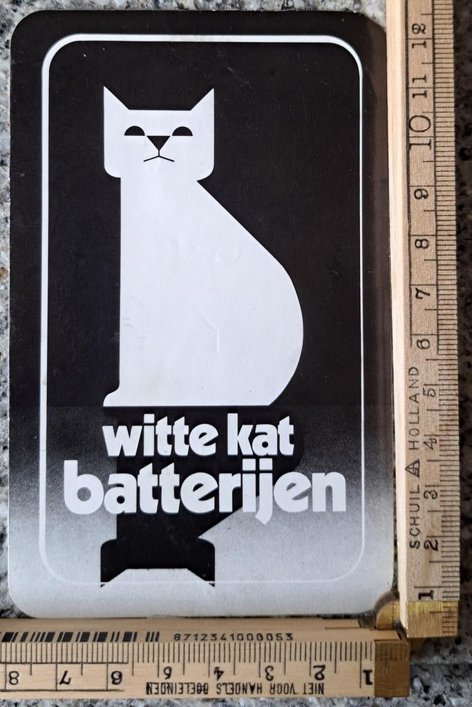 Vintage sticker Witte kat batterijen zwarte achtergrond, Verzamelen, Ophalen of Verzenden, Zo goed als nieuw, Overige typen