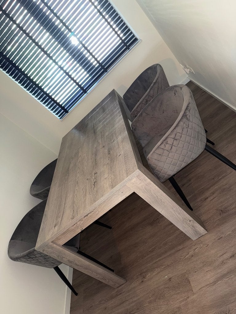 Moderne eettafel met 4 luxe velvet stoelen – €250,-, Huis en Inrichting, Ophalen, 50 tot 100 cm, Zo goed als nieuw, 150 tot 200 cm