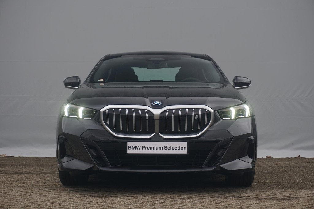 BMW i5 Sedan eDrive40 M Sport | Trekhaak / Panoramadak / Dri, Automaat, 510 min, 340 pk, Sedan
