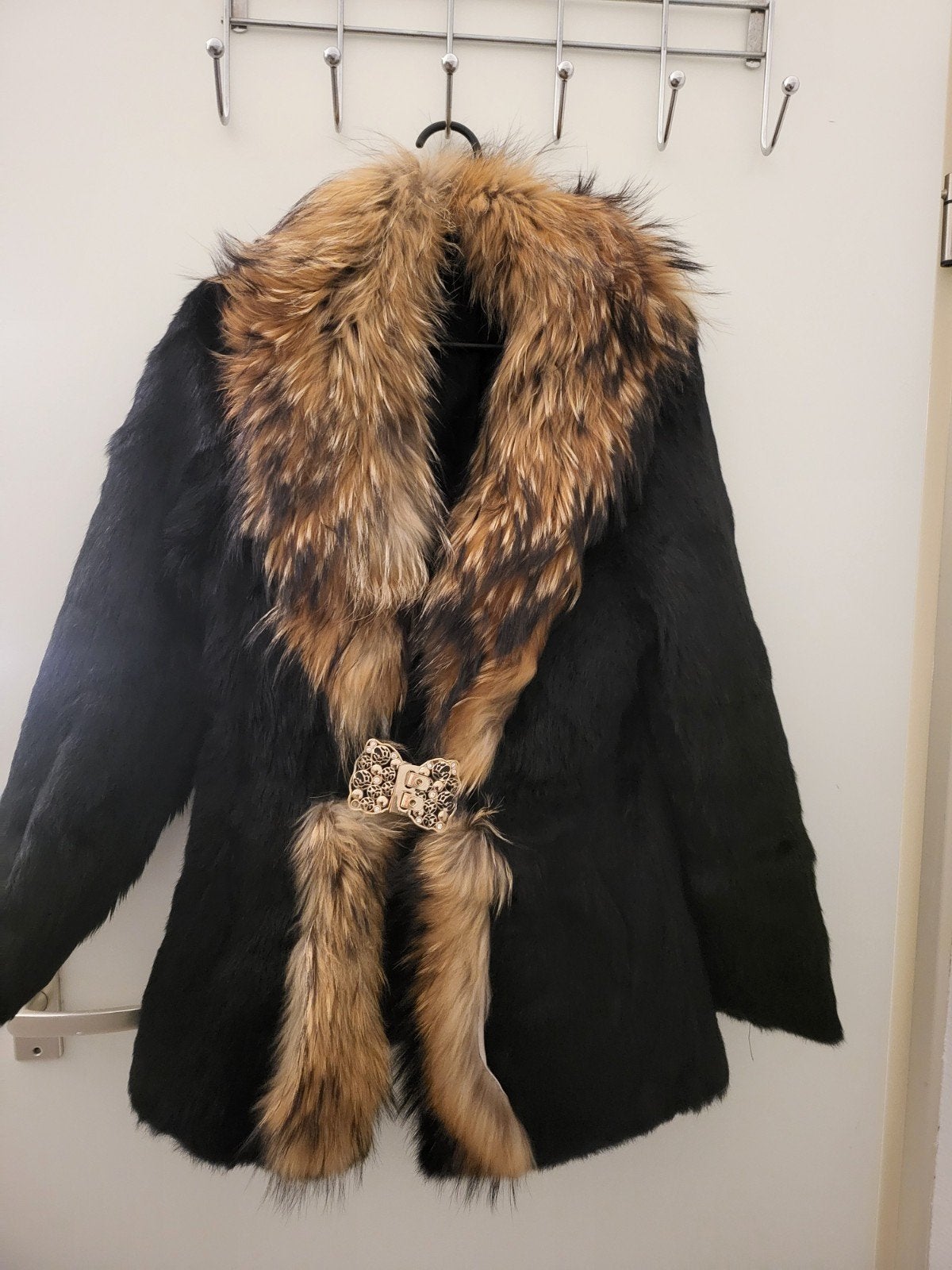 Zwarte bontjas met bruine kraag en gesp, Kleding | Dames, Zwart, Ophalen, Maat 38/40 (M), Onbekend