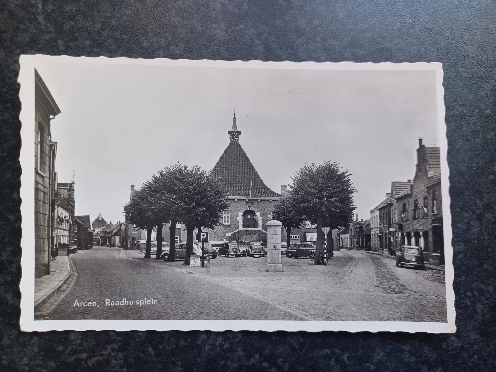 Arcen Raadhuisplein met oude auto's 1957, Ophalen of Verzenden, 1940 tot 1960, Ongelopen, Limburg