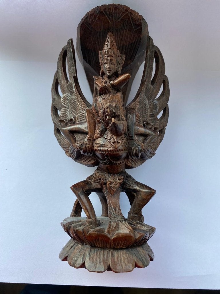 Handgesneden beeld Vishnu uit Bali, Overige onderwerpen, Houtsnijwerk, Ophalen of Verzenden, 20 - 50 cm
