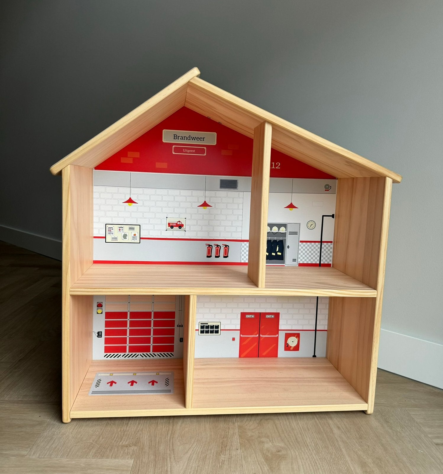 Poppenkast flisat omgetoverd tot mooie brandweerkazerne, Kinderen en Baby's, Speelgoed | Houten speelgoed, Ophalen, Zo goed als nieuw