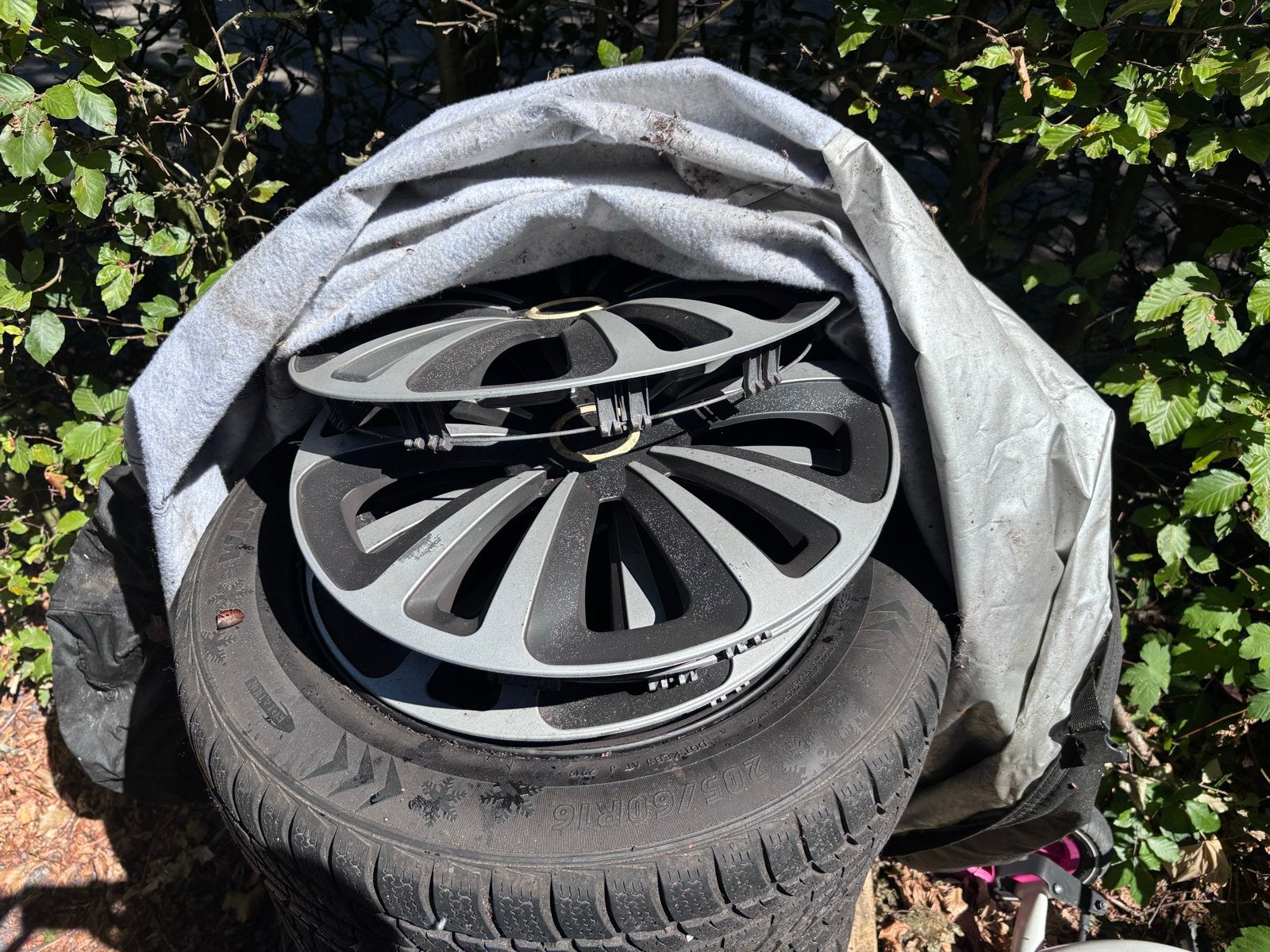 Ford focus Winterbanden 205/60 R16 met velgen en wieldoppen, Ophalen, Gebruikt, 16 inch, Banden en Velgen