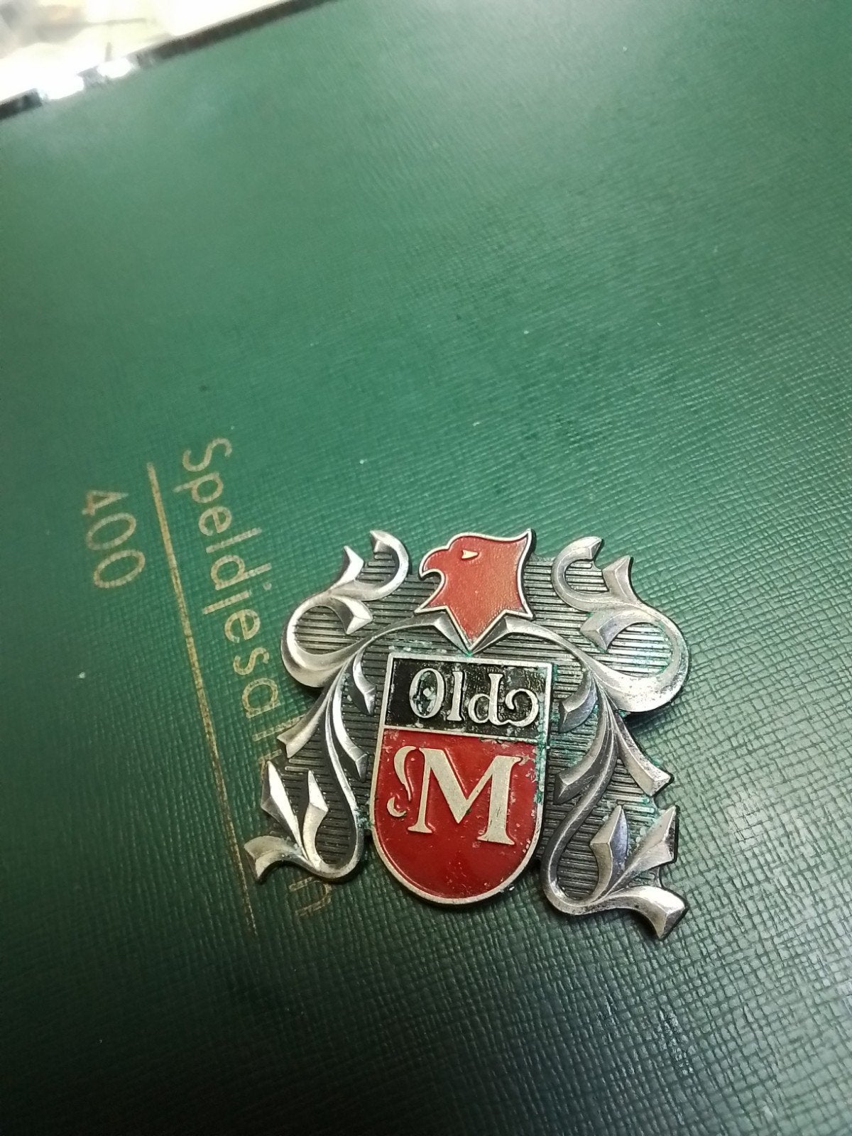 Vintage Old M Speldje/Broche - Emaille en Metaal, Overige materialen, 4 tot 7 cm, Gebruikt, Ophalen of Verzenden