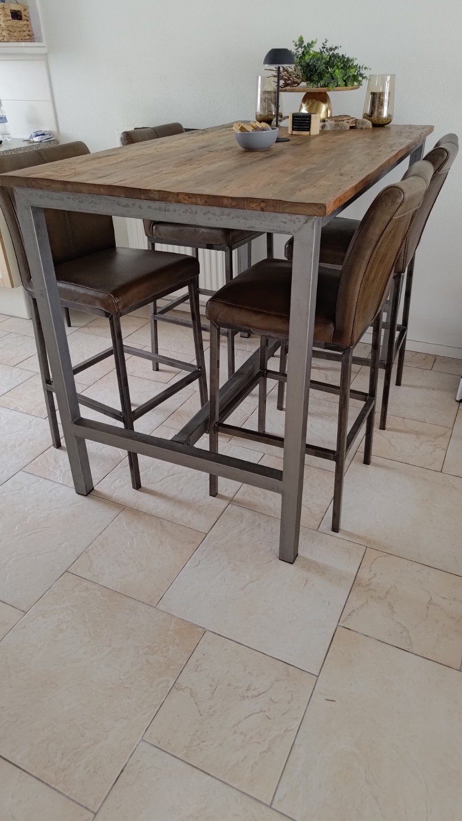 Bartafel en 4 barkrukken, Ophalen, Zo goed als nieuw, Inclusief barstoelen