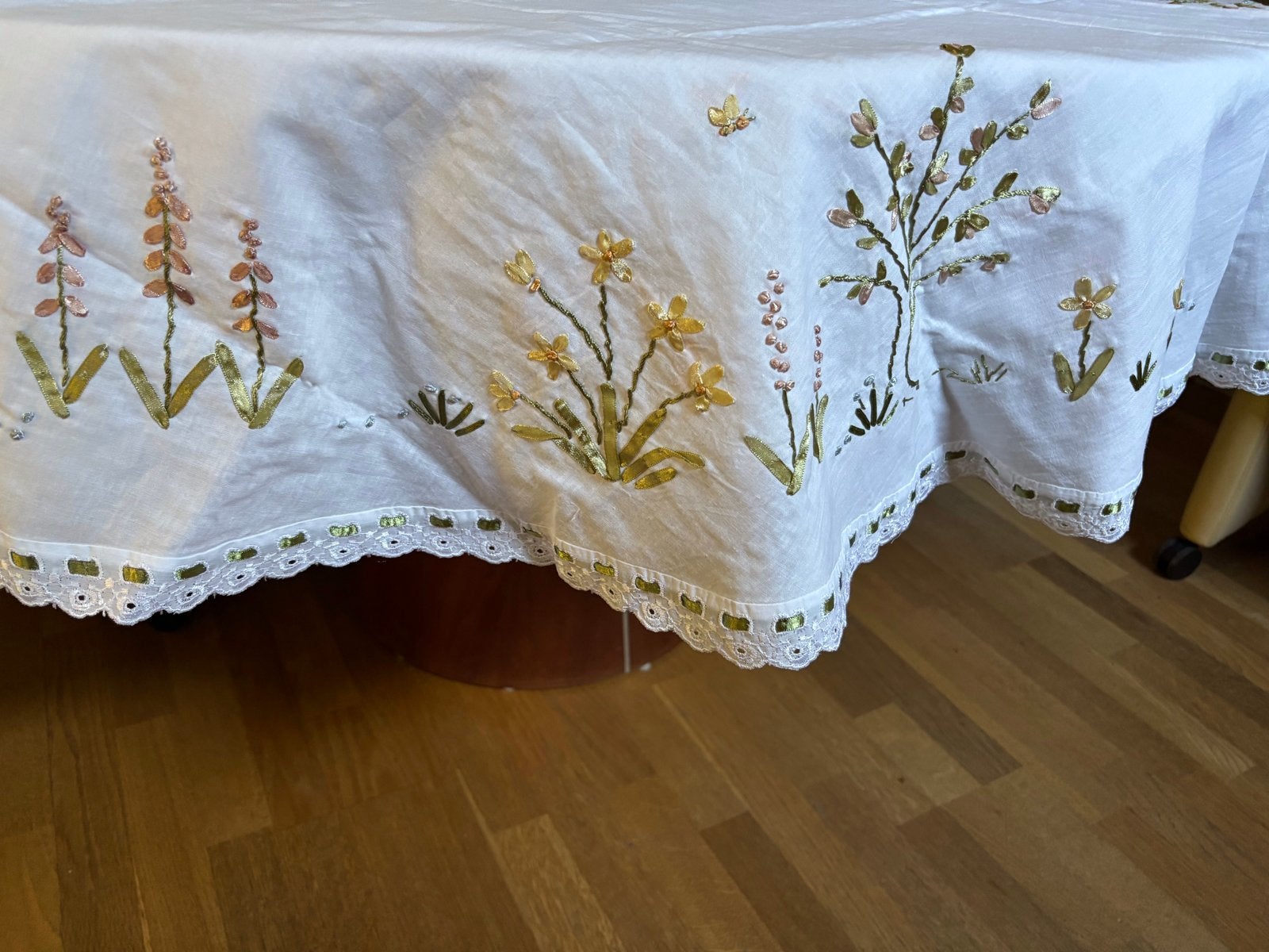 Wit tafelkleed met geborduurde lintbloemen en kant, Rond, Nieuw, 184 cm, Ophalen of Verzenden