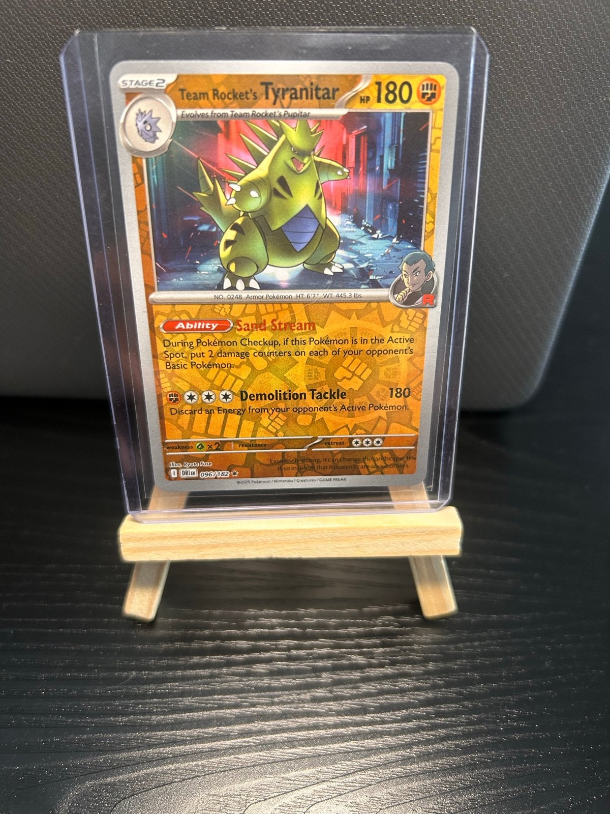 Team Rocket's Tyranitar Pokemon Kaart NM met toploader, Ophalen of Verzenden, Zo goed als nieuw, Losse kaart