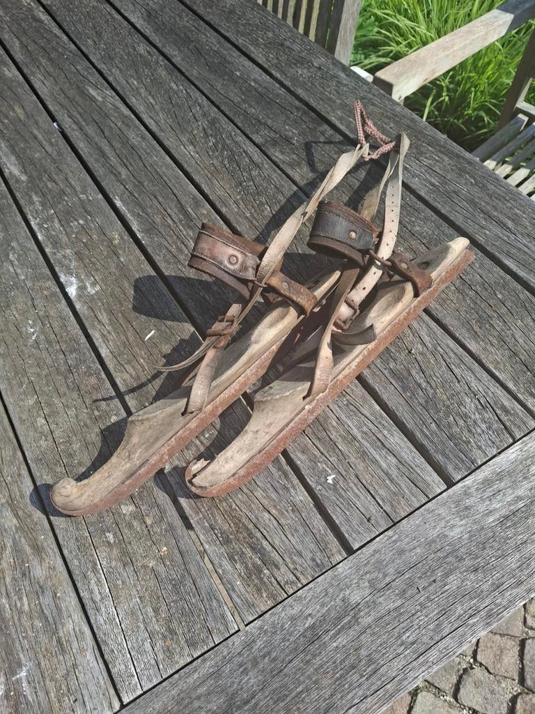 Antieke houten schaatsen met leren banden, Ophalen of Verzenden