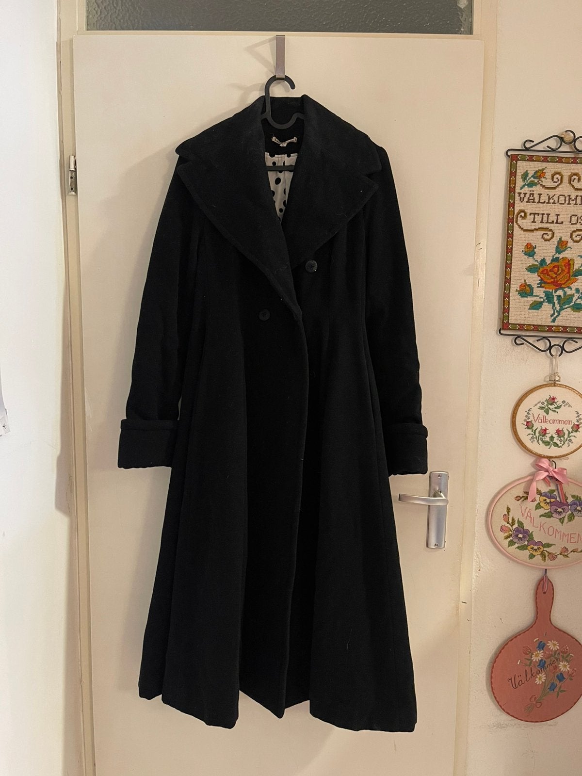 Lily Scarlet trenchcoat pinup/50s stijl maat m, Ophalen of Verzenden, Gedragen, Maat 38/40 (M), Zwart