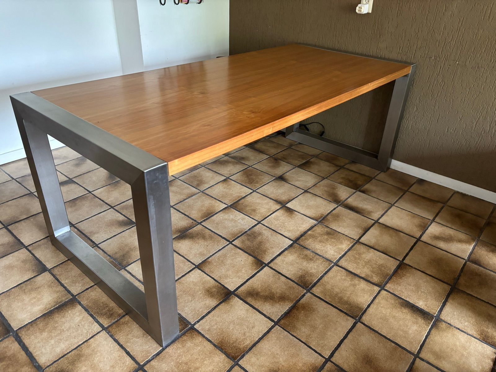 Moderne eettafel met houten blad en metalen onderstel, Huis en Inrichting, Tafels | Eettafels, Ophalen, Gebruikt, 50 tot 100 cm
