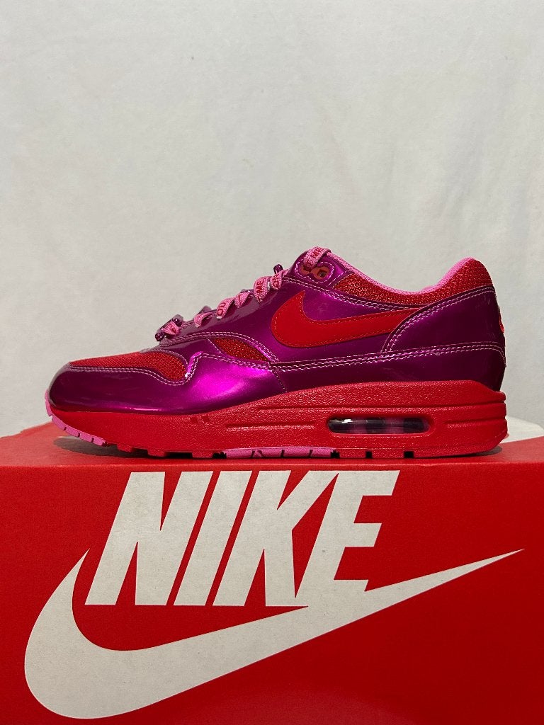 NIEUW IN DOOS! Maat 42 - Nike Air Max 1 Valentine's Day Pink, Overige kleuren, Verzenden, Nike, Nieuw