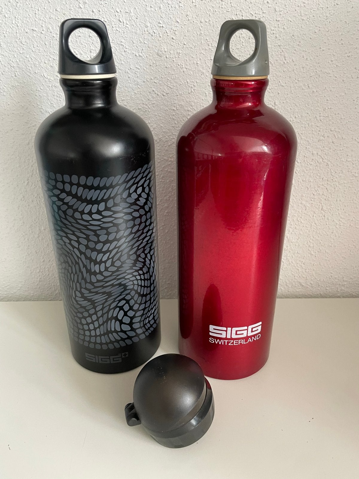 Set van 2 Sigg drinkflessen - Zwart en Rood, Ophalen of Verzenden, Gebruikt