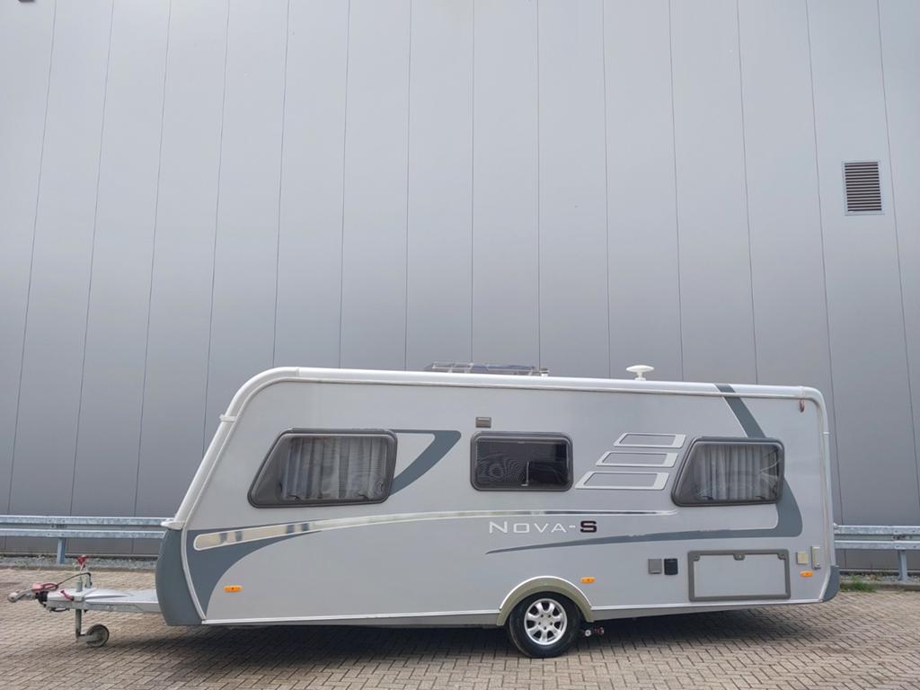 Eriba Nova Caravan - Ruim, compleet en winterklaar!, Schokbreker, Rondzit, Particulier, 6 tot 7 meter