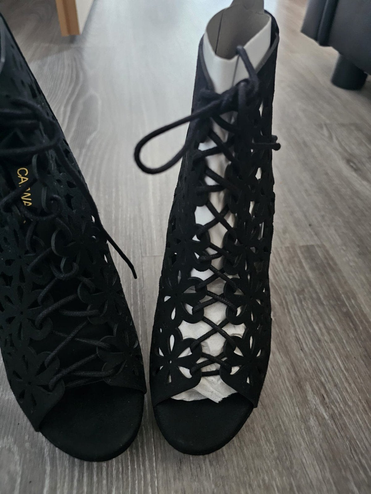 Zwarte open teen hakken met bloemenpatroon, Kleding | Dames, Schoenen, Zwart, Nieuw, Ophalen of Verzenden, Schoenen met hoge hakken