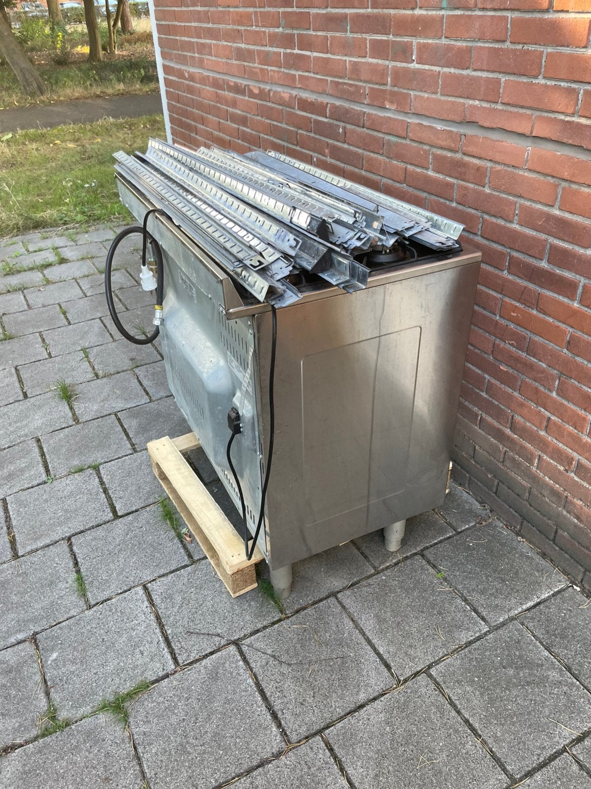 Oud ijzer zes pits gasfornuis en pallet naast flat neergezet, Ophalen, Zo goed als nieuw