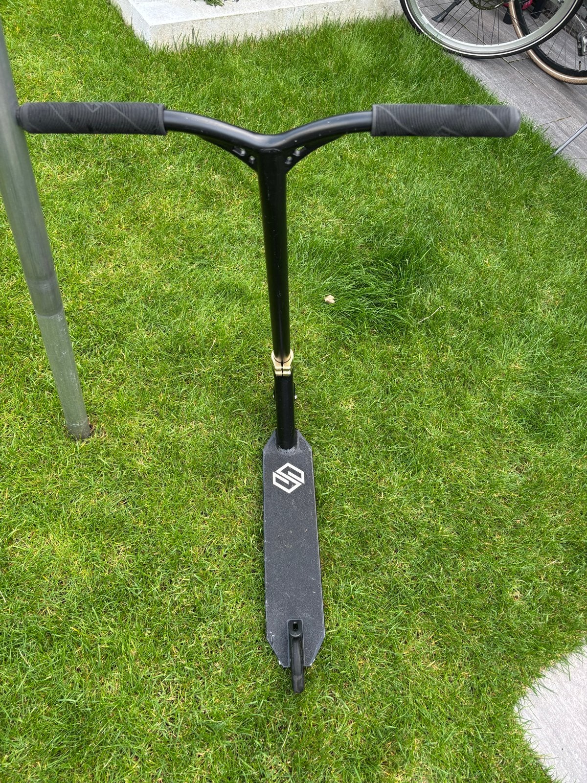 Striker stuntstep zwart met gouden, Fietsen en Brommers, Steps, Ophalen, Zo goed als nieuw, Gewone step