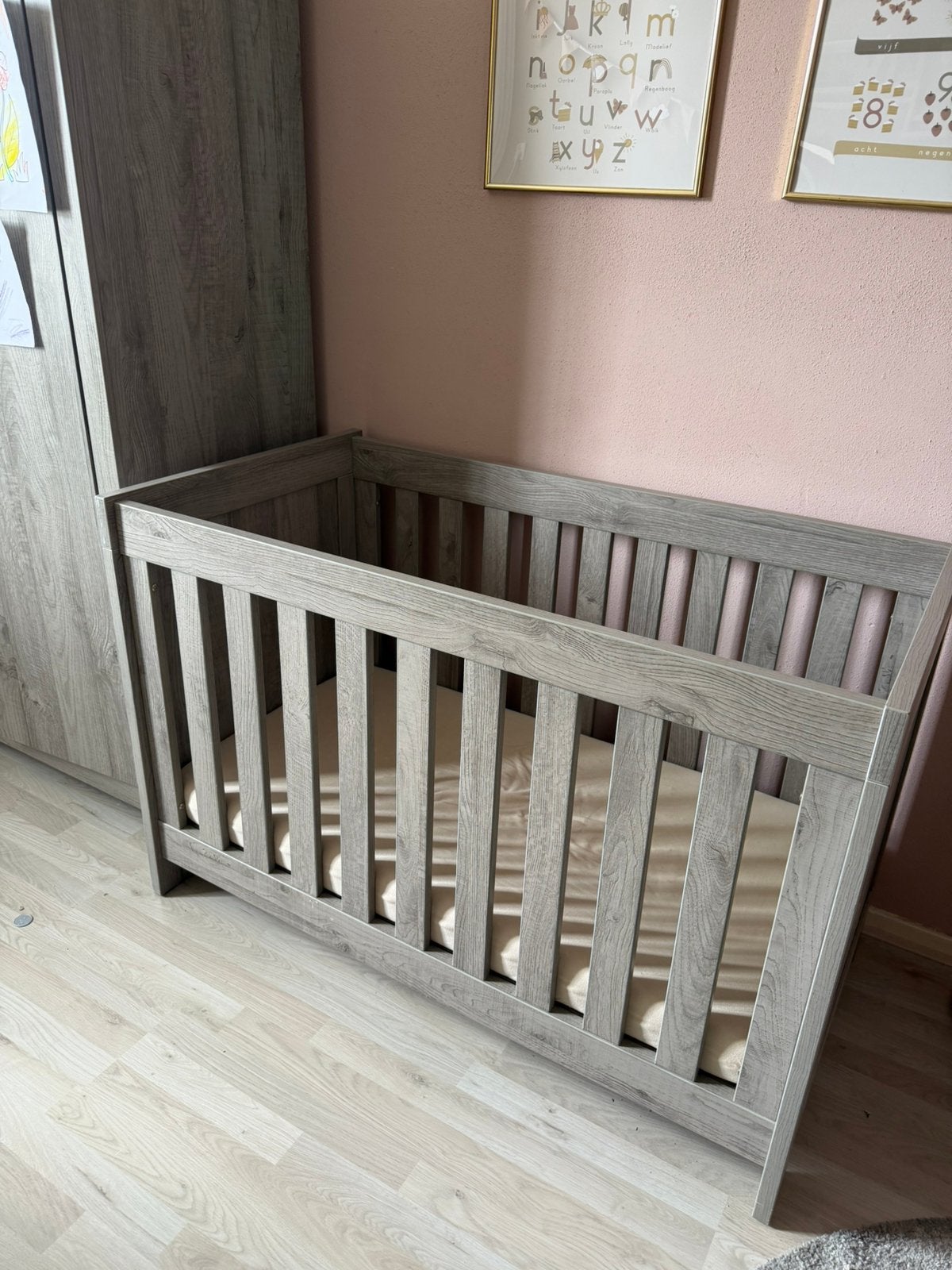 Babykamer 3 delig - Ledikant, Commode, Kledingkast, Kinderen en Baby's, Kinderkamer | Complete kinderkamers, Ophalen, Zo goed als nieuw