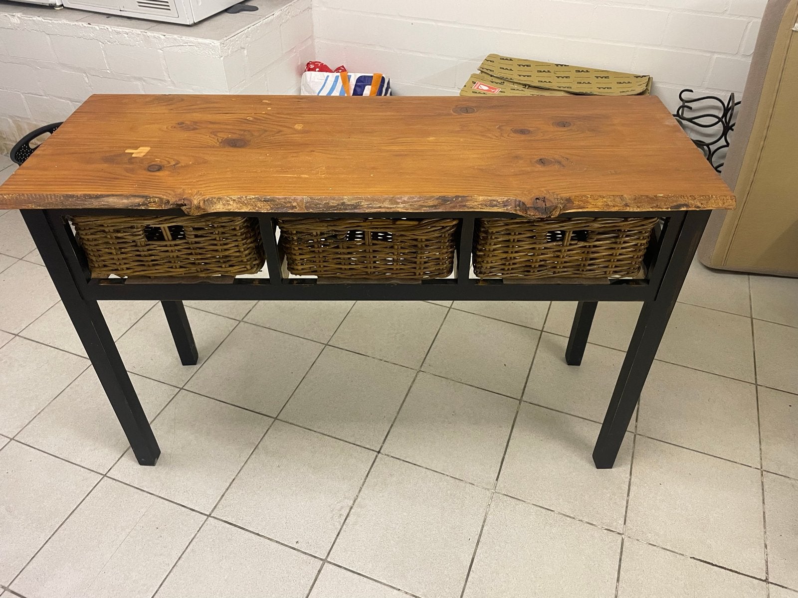 Houten bijzet tafeltje  en rieten mandjes 3 stuks, Huis en Inrichting, Gebruikt, 100 tot 150 cm, Ophalen of Verzenden, Overige houtsoorten