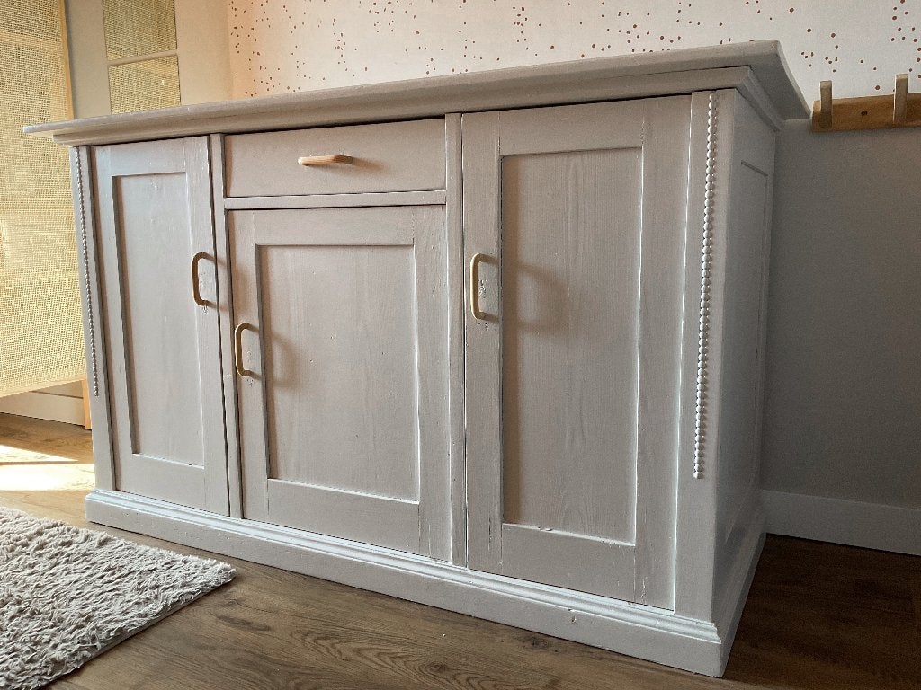 Ruime commode / dressoir in warme greige tint - 150 cm breed, Minder dan 90 cm, Gebruikt, 50 tot 70 cm, Ophalen of Verzenden