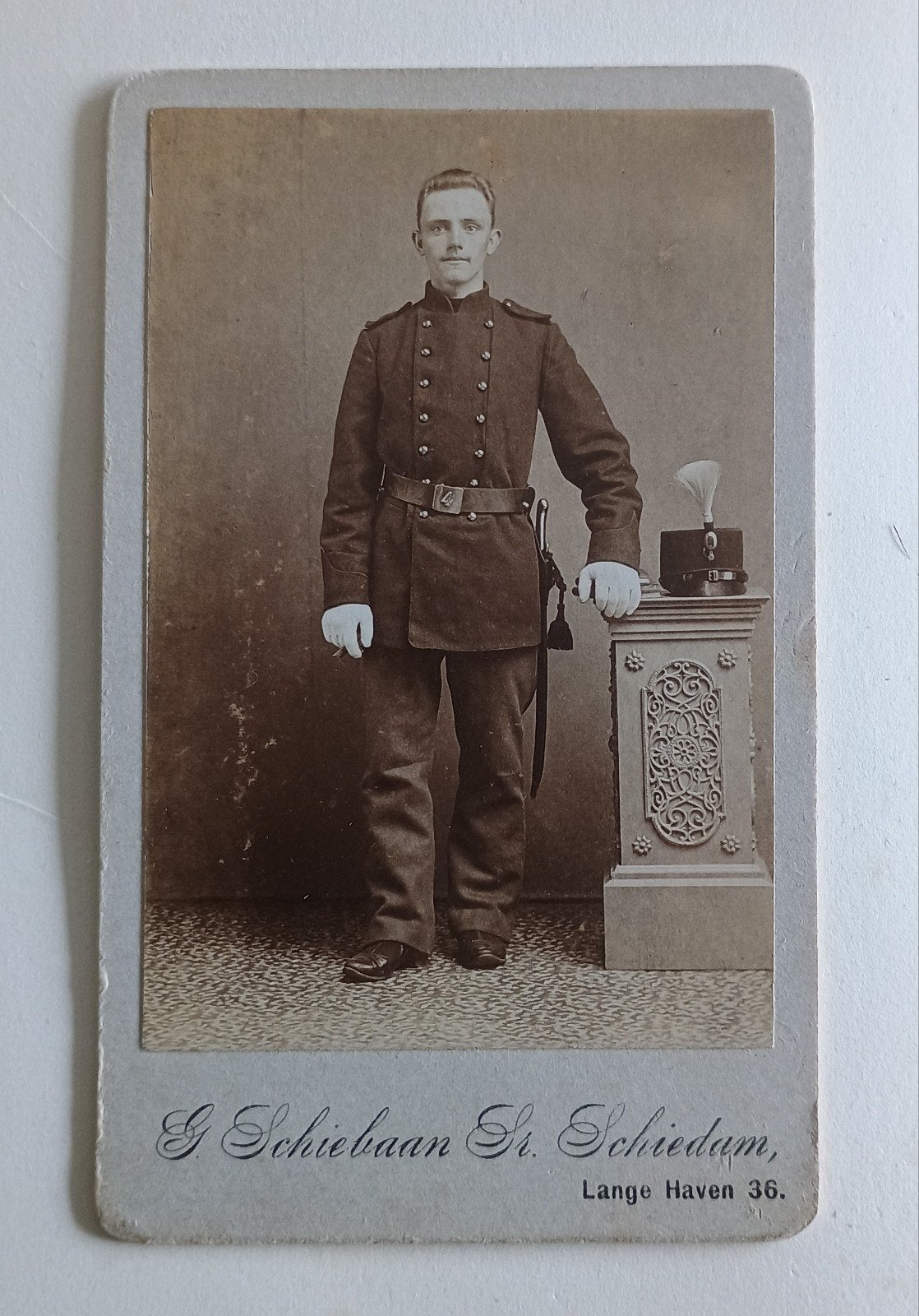 CDV militair 4e Regiment korte sabel fotograaf Schiedam, Verzamelen, Verzenden, Landmacht, Nederland, Zwaard of Sabel