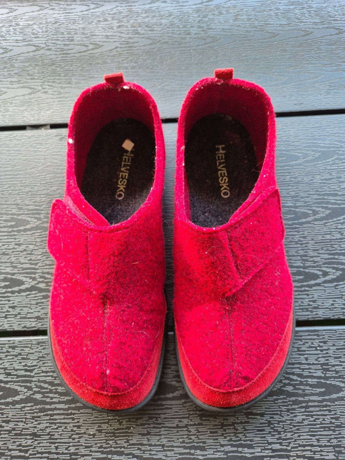 Nieuwe rode Helvesko sloffen, maat 41, Kleding | Dames, Schoenen, Ophalen of Verzenden, Zo goed als nieuw, Pantoffels of Sloffen