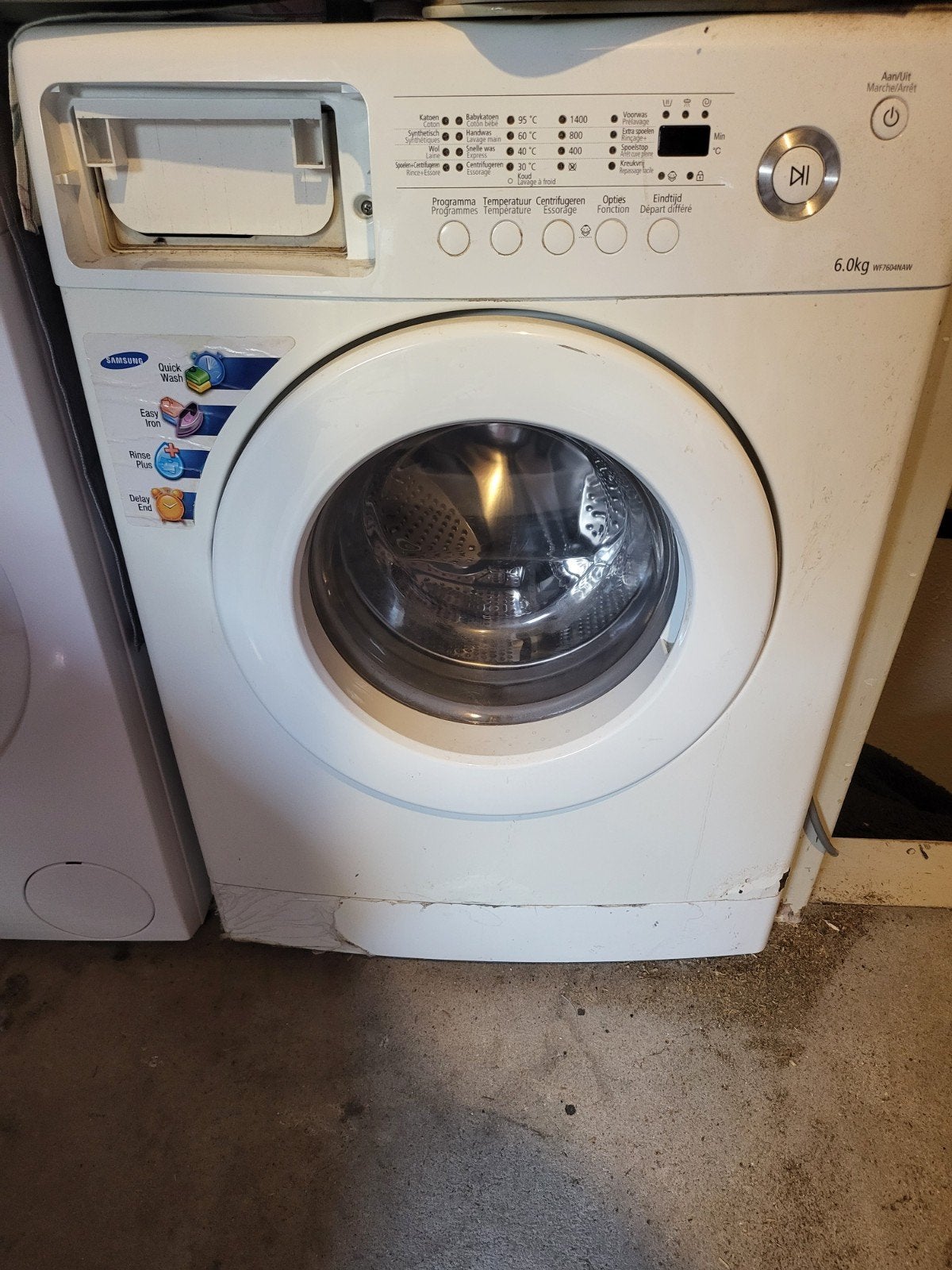 Gratis: Zwaar beschadigde wasmachine (werkt goed), Ophalen, Gebruikt, 85 tot 90 cm, 1200 tot 1600 toeren