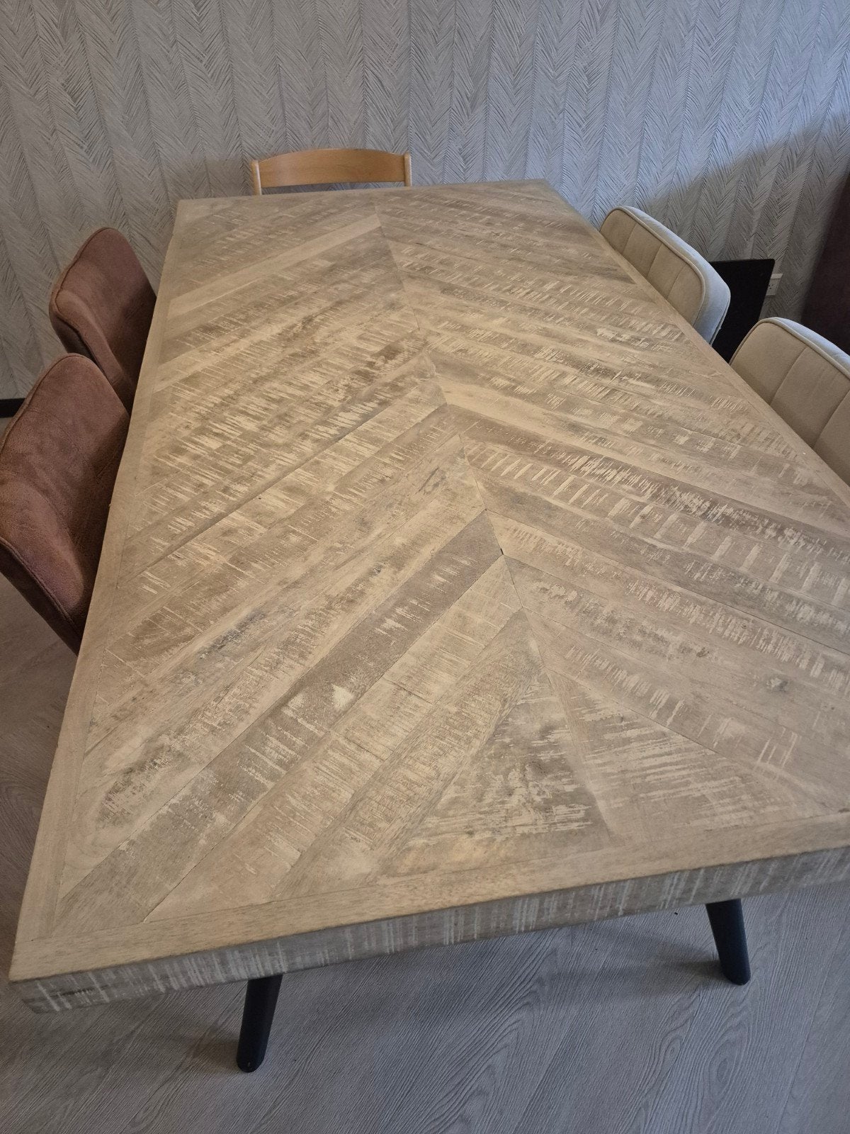 Eettafel met visgraatpatroon en zwarte poten, Huis en Inrichting, Tafels | Eettafels, Gebruikt, 50 tot 100 cm, 150 tot 200 cm